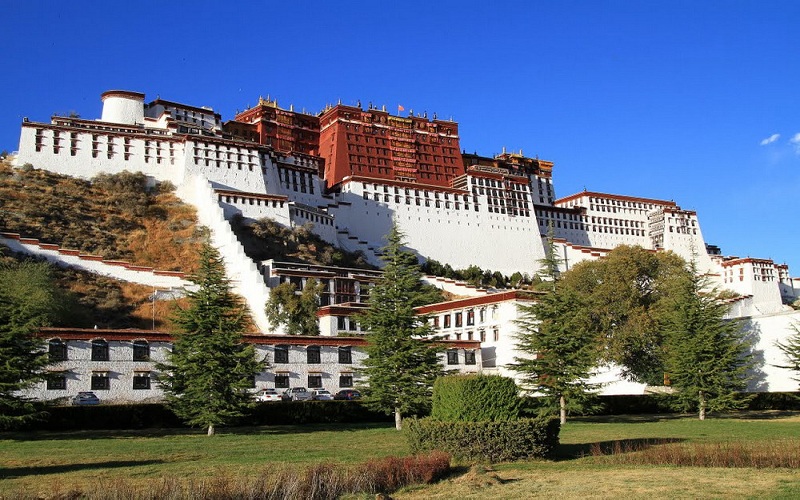 Biểu tượng của Lhasa chính là cung điện Potala cao 117m gồm 13 tầng